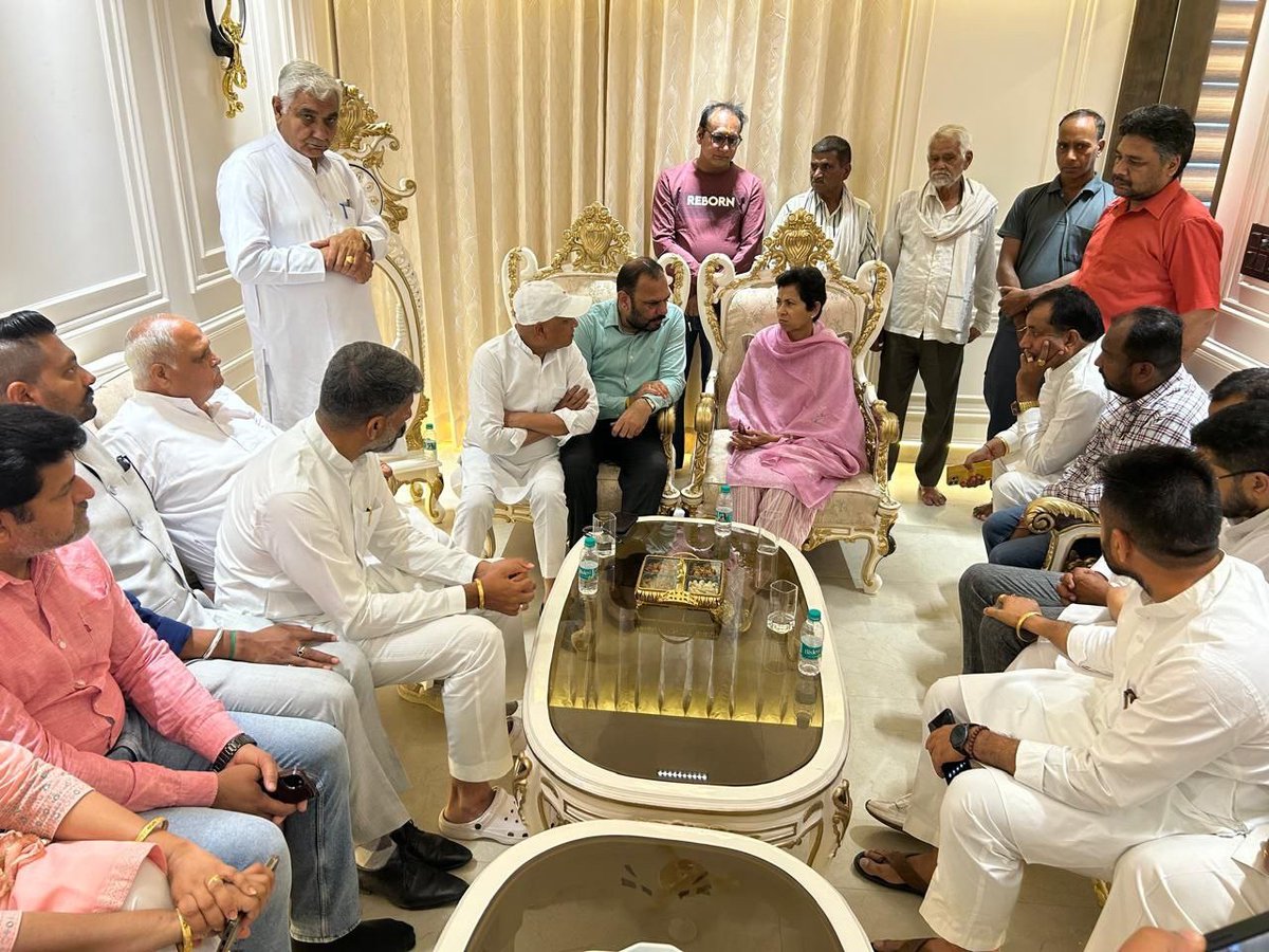 Kumari_Selja's tweet photo. कांग्रेस नेता श्री तरुण चुग जी के बड़े भाई श्री संदीप कुमार जी के निधन पर अंबाला स्थित आवास पर जाकर परिजनों से मुलाकात कर शोक संवेदना व्यक्त की। ईश्वर दिवंगत आत्मा को शांति प्रदान करें। https://t.co/WdiJ3aZV6K