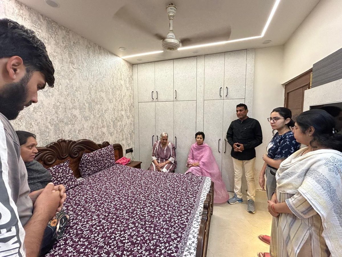 Kumari_Selja's tweet photo. कांग्रेस नेता श्री तरुण चुग जी के बड़े भाई श्री संदीप कुमार जी के निधन पर अंबाला स्थित आवास पर जाकर परिजनों से मुलाकात कर शोक संवेदना व्यक्त की। ईश्वर दिवंगत आत्मा को शांति प्रदान करें। https://t.co/WdiJ3aZV6K