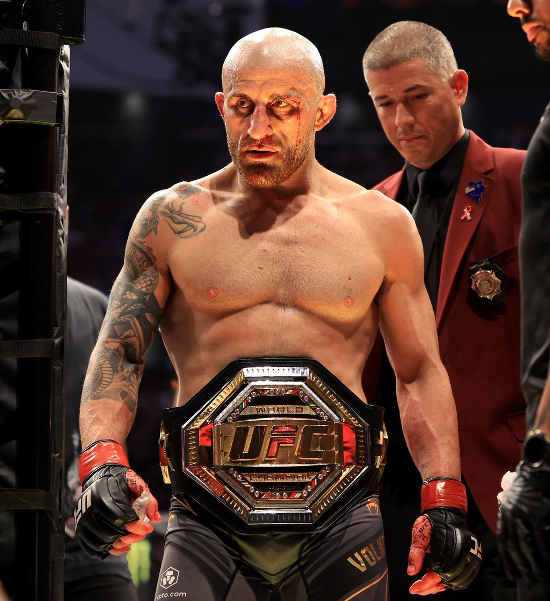 acdmma_'s tweet photo. 🚨 ALEX VOLKANOVSKI HAS DONE IT!!!!!!!!!!!!!!!

HE HAS DEFEATED DIEGO LOPES

HE IS BACK AND HE IS ONCE AGAIN THE UFC FEATHERWEIGHT CHAMPION OF THE WORLD 🏆 https://t.co/WopcjtnNmh