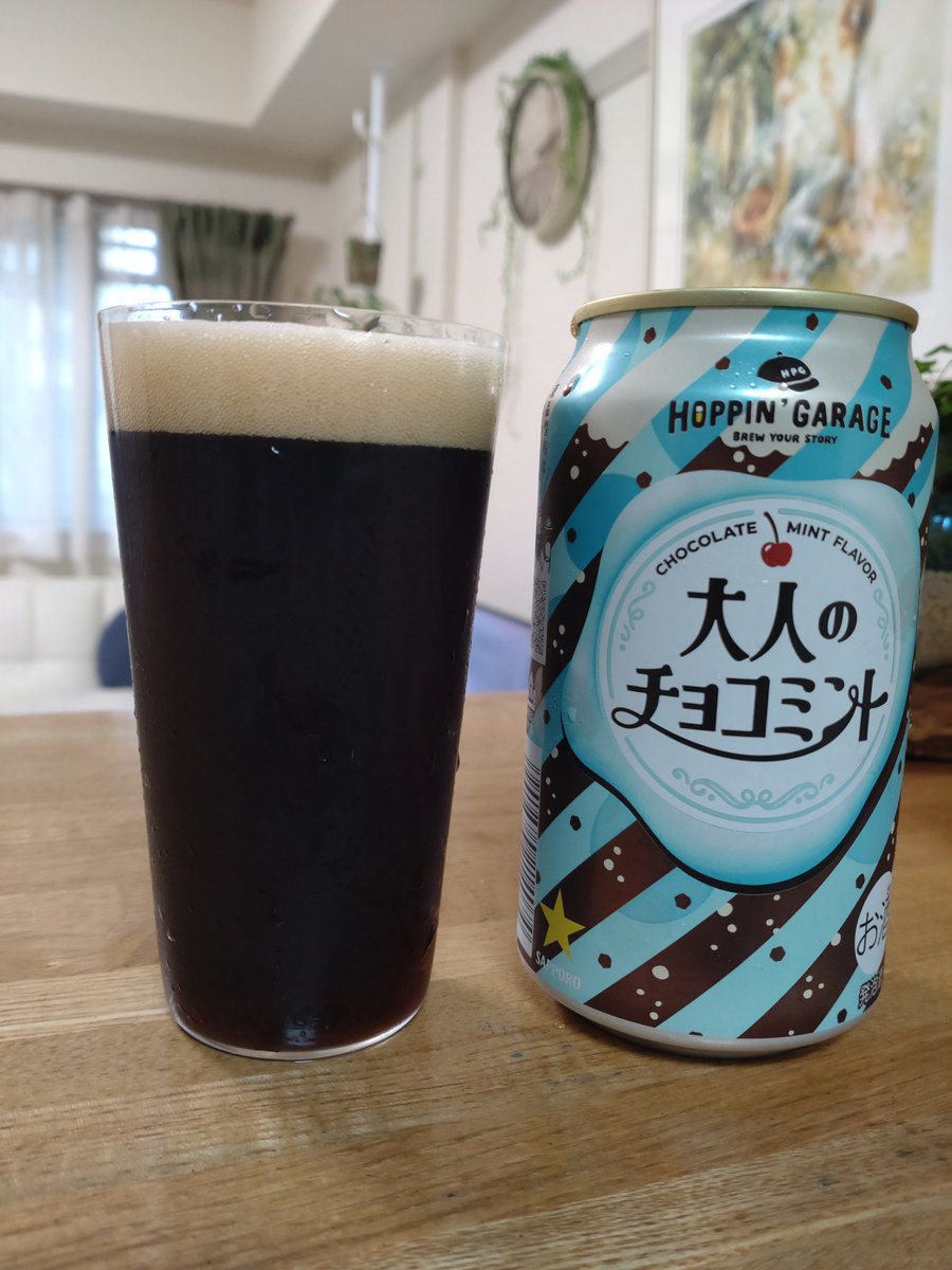daizu0684's tweet photo. これも！
小枝ビール買えなくて仕方なく？というのは失礼だけど、買ってといたもの😆
#ポッピンガレージ　#HOPPINGARAGE
#大人のチョコミント
思ってたよりかなり黒い！けど、苦みと甘みのバランスよくって最後にミントの爽快感が来る🌿
最初にミント来ると思ってたので、面白い美味しさ😆💘 https://t.co/FSX5UsqNC3