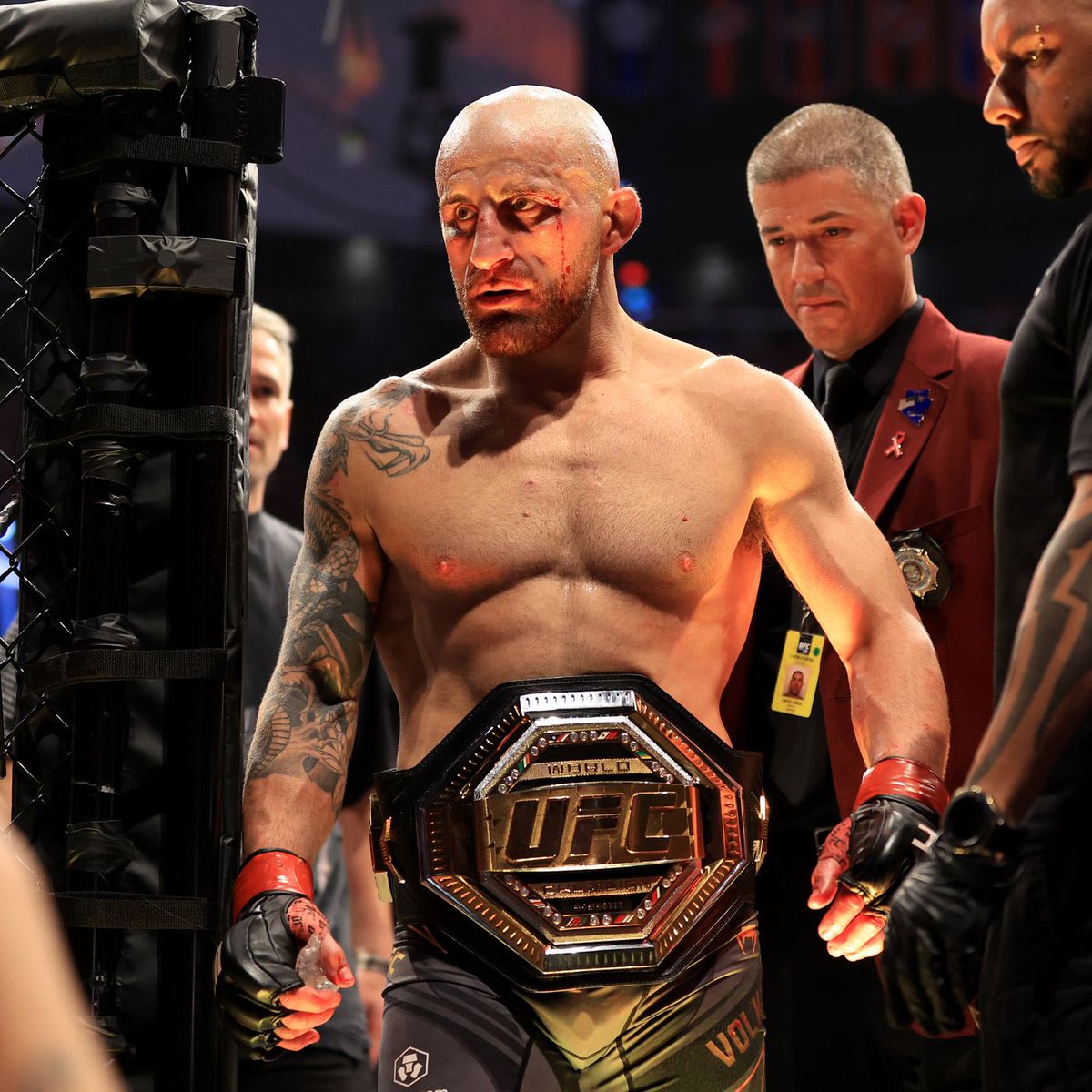 allianceMMA_'s tweet image. Revenir après deux KO consécutifs, alors que tout le monde le pensait fini
Affronter le plus gros prospect de la catégorie, que tous voyaient déjà vainqueur
Et pourtant, il revient, terrasse son adversaire et récupère sa ceinture,
Juste respect à Volkanovski 👑🇦🇺