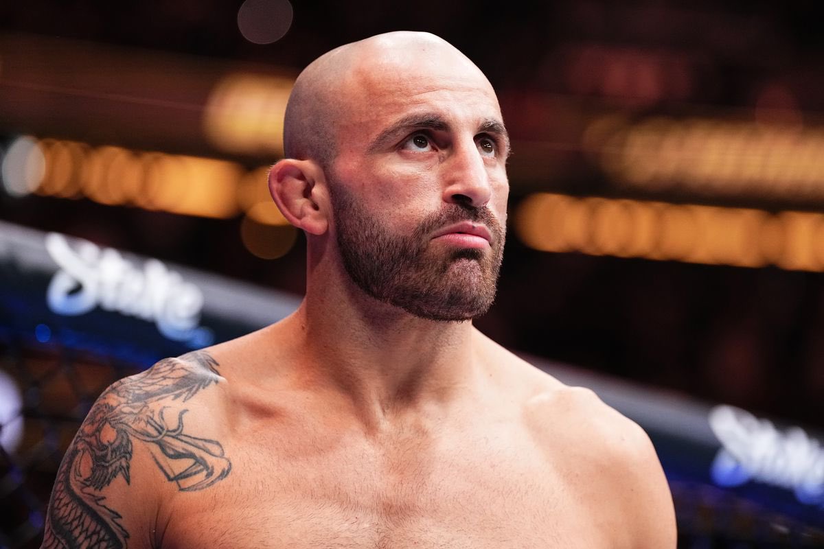 MMAHistoryToday's tweet photo. If there’s anyone defines what being a Champion is all about, it’s Alex Volkanovski. 

All the odds were stacked against him and he still came out on top. 

The skills were there. The speed was there. The heart was there. 

An inspiring performance. https://t.co/ffzORklOrT