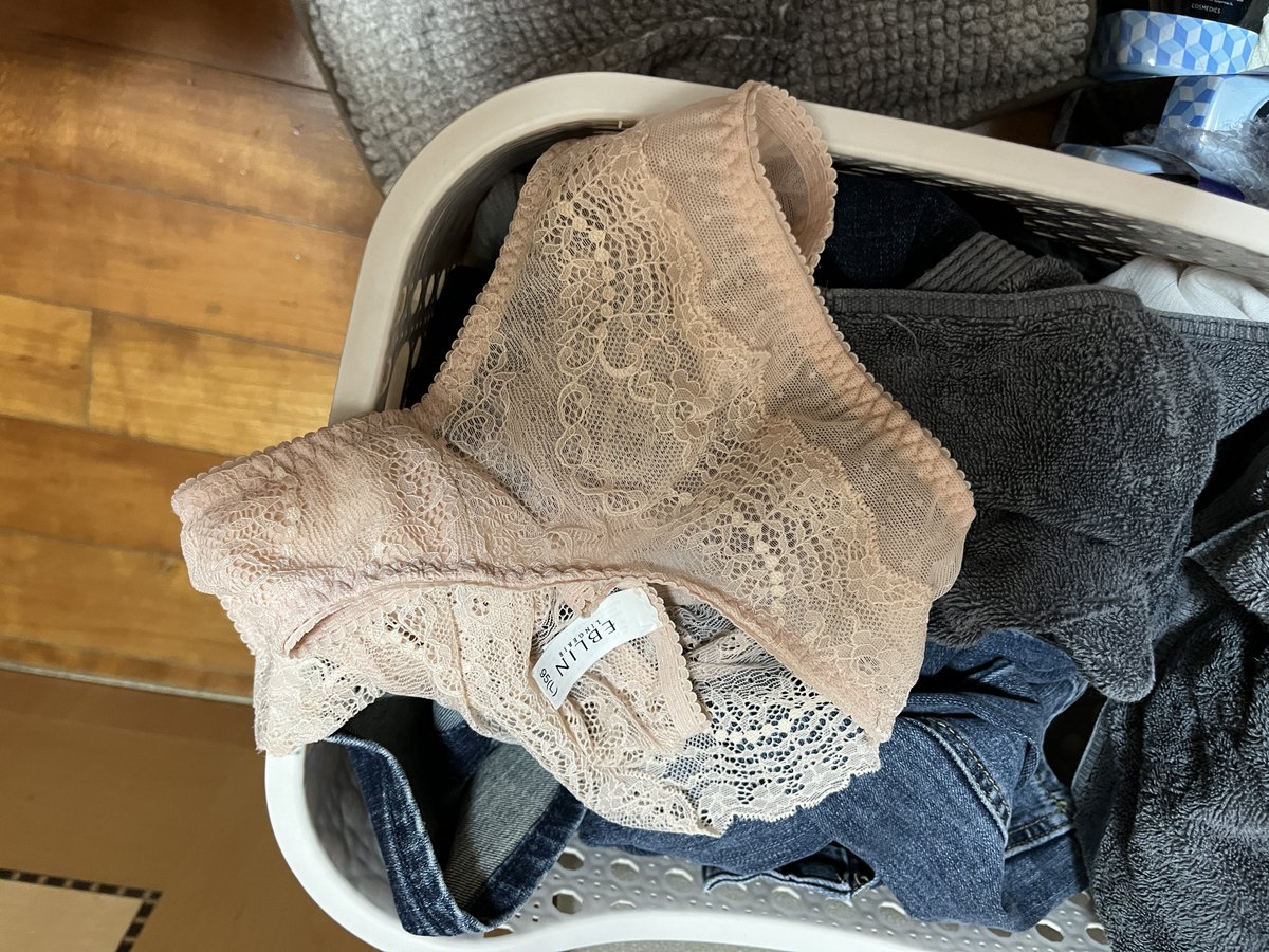 주말 외출 후 벗어 놓은 와이프 팬티 입니다.
냄새 좋고 ㅋ 보지털고 보지물은 왜? ㅋㅋ 
능욕 대 환영