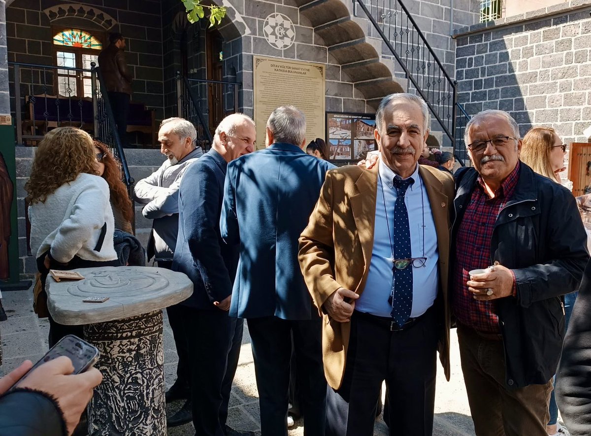 SeyhmusDiken's tweet photo. Bir Diyarbekir mekân hatırası;
@sukruhatun #mahmutortakaya #selimölçer #şeyhmusdiken
Ne kahramanlığa ne de kahramanlara inanırım kitap söyleşi & imza programından.
#ditav https://t.co/qAwNc876GX