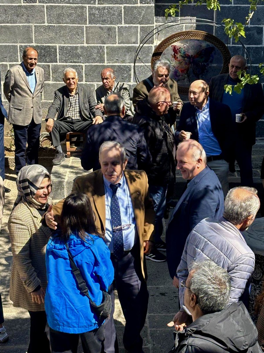 SeyhmusDiken's tweet photo. Bir Diyarbekir mekân hatırası;
@sukruhatun #mahmutortakaya #selimölçer #şeyhmusdiken
Ne kahramanlığa ne de kahramanlara inanırım kitap söyleşi & imza programından.
#ditav https://t.co/qAwNc876GX