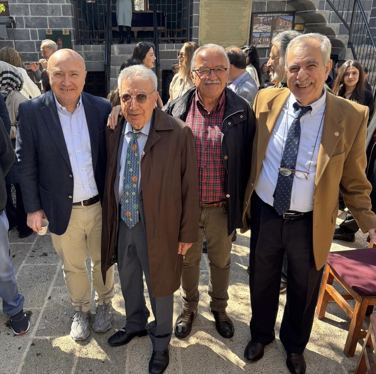 SeyhmusDiken's tweet photo. Bir Diyarbekir mekân hatırası;
@sukruhatun #mahmutortakaya #selimölçer #şeyhmusdiken
Ne kahramanlığa ne de kahramanlara inanırım kitap söyleşi & imza programından.
#ditav https://t.co/qAwNc876GX