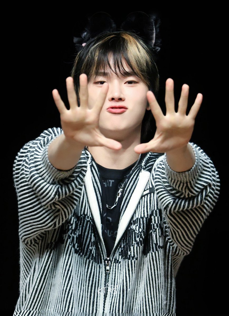 jungsuhand's tweet photo. https://t.co/MQ2Ig1cTYp