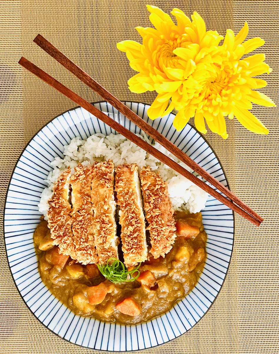 Pinnk_Lotus's tweet photo. Japanese Katsu curry with curry roux sauce(homemade from scratch), rice and tofu cutlet🧡
-from my camera roll
#PinkLotusNurturenNourish
#PinkLotuspics
#Katsucurry
#Japanesefood https://t.co/d5hHc8Ae6h