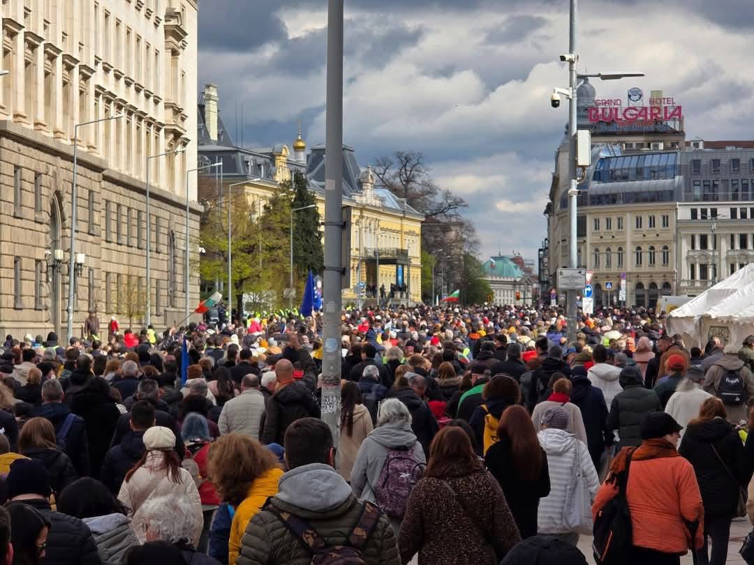 Ivan Ivanov (@geonik80) on Twitter photo Някой гледал ли е снощи центеалните новини? Какво са цитирали като бройка на протестиращите вчера? Че чета на Бимбалов поста и били казали 20ина човека - това ли са казали наистина?!? Някой гледал ли е снощи центеалните новини? Какво са цитирали като бройка на протестиращите вчера? Че чета на Бимбалов поста и били казали 20ина човека - това ли са казали наистина?!?