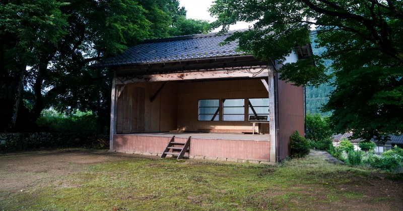 TTF_fringe's tweet photo. 【但東エリア】
田畑が広がる中に数多くの神社が点在する但東エリア。この地域の神社の境内には、旅芸人の一座や農民自身が芝居を上演する農村舞台が盛んにつくられ、現在でも20か所近くもの舞台が現存しています。