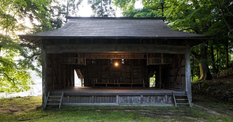 TTF_fringe's tweet photo. 【但東エリア】
田畑が広がる中に数多くの神社が点在する但東エリア。この地域の神社の境内には、旅芸人の一座や農民自身が芝居を上演する農村舞台が盛んにつくられ、現在でも20か所近くもの舞台が現存しています。