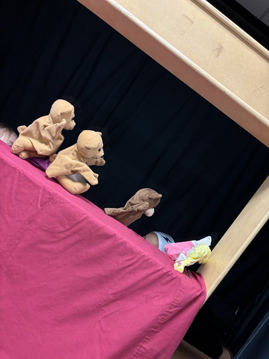 FeilVe0708's tweet photo. Oh no! The Bears find Goldilocks asleep! Great voices for the characters Kdg! https://t.co/cR3Ps5asmi