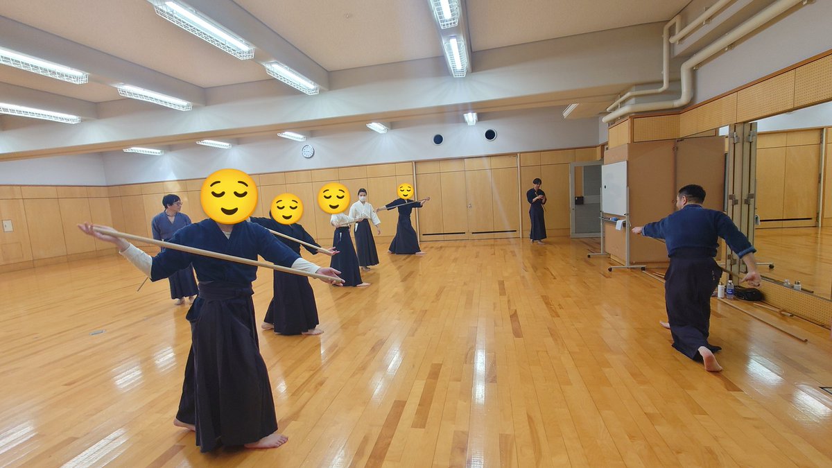 ksujoudou's tweet photo. #京都産業大学
#春から京産
体育会杖道部（じょうどうぶ）です！
昨日の体験会の様子をお届けします📸

体験希望の新入生の方が4人も集まり、実際に胴着と袴を着てもらいました！
中々本格的な稽古体験ができたかと✌️

杖道部はまだまだ体験会を予定してますので少しでも興味のある方はお気軽に！ https://t.co/jtPWNY3moq