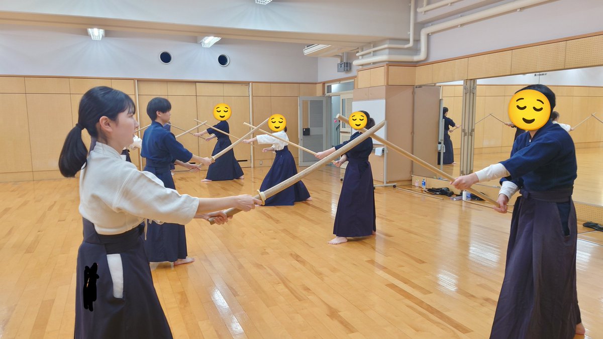 ksujoudou's tweet photo. #京都産業大学
#春から京産
体育会杖道部（じょうどうぶ）です！
昨日の体験会の様子をお届けします📸

体験希望の新入生の方が4人も集まり、実際に胴着と袴を着てもらいました！
中々本格的な稽古体験ができたかと✌️

杖道部はまだまだ体験会を予定してますので少しでも興味のある方はお気軽に！ https://t.co/jtPWNY3moq