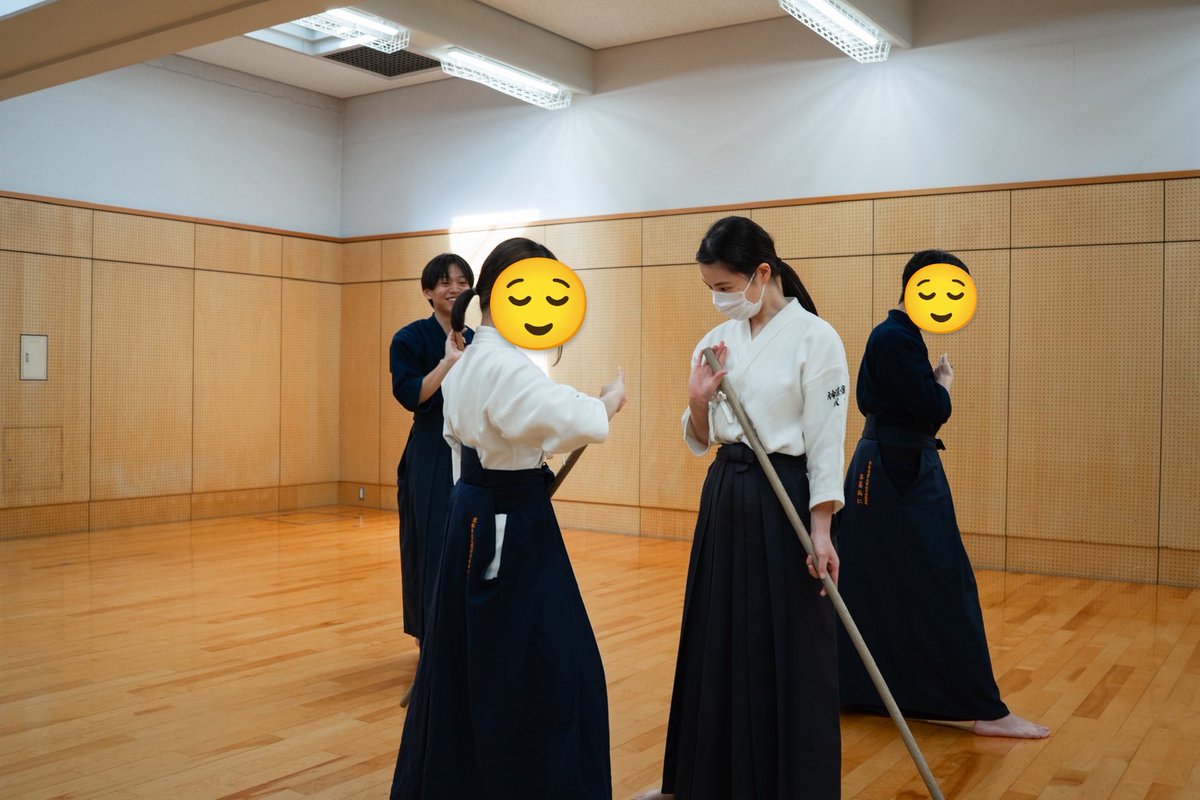 ksujoudou's tweet photo. #京都産業大学
#春から京産
体育会杖道部（じょうどうぶ）です！
昨日の体験会の様子をお届けします📸

体験希望の新入生の方が4人も集まり、実際に胴着と袴を着てもらいました！
中々本格的な稽古体験ができたかと✌️

杖道部はまだまだ体験会を予定してますので少しでも興味のある方はお気軽に！ https://t.co/jtPWNY3moq