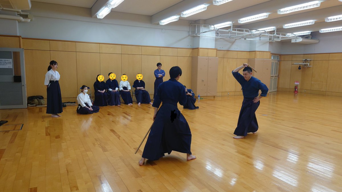ksujoudou's tweet photo. #京都産業大学
#春から京産
体育会杖道部（じょうどうぶ）です！
昨日の体験会の様子をお届けします📸

体験希望の新入生の方が4人も集まり、実際に胴着と袴を着てもらいました！
中々本格的な稽古体験ができたかと✌️

杖道部はまだまだ体験会を予定してますので少しでも興味のある方はお気軽に！ https://t.co/jtPWNY3moq