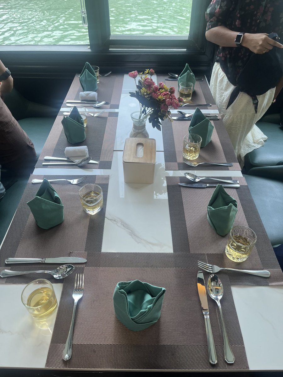 AnithaChelliah's tweet image. #halongcruise #lunchathalong 

@Karthi_Genelia 
@Gayathri_Nathan 
@NalaiyaVivasayi