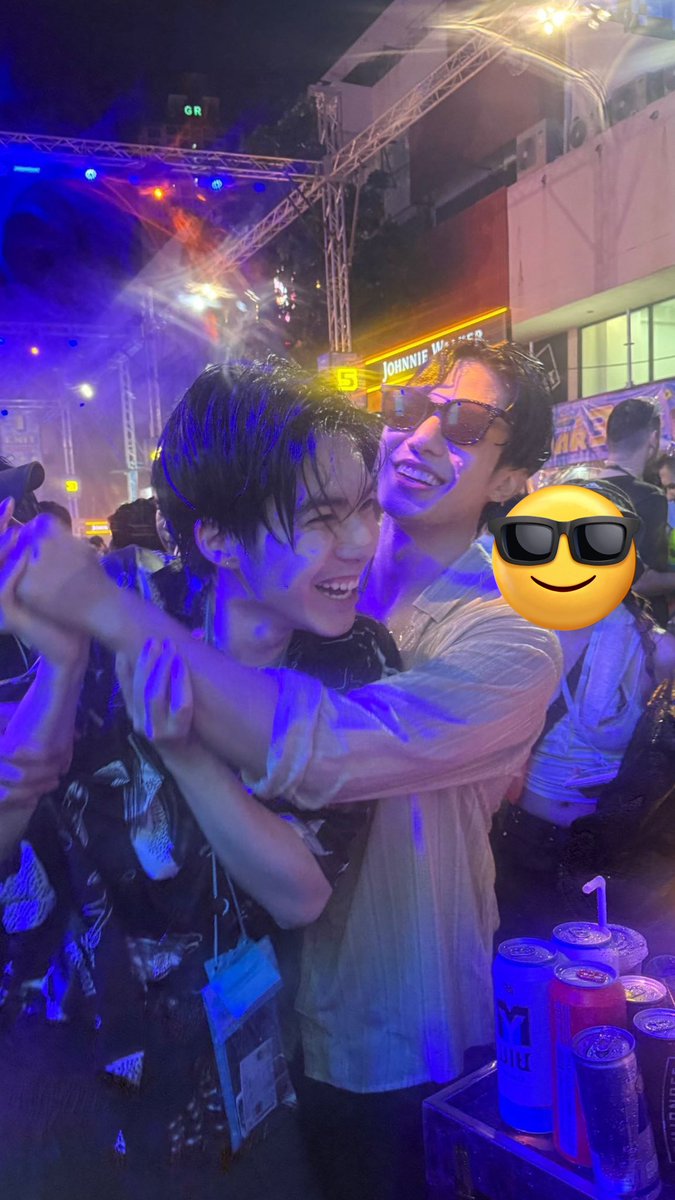 Happy  Songkran Festival ในรูปเหมือนจะโดนหักคอ