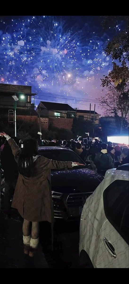 粉丝投稿人妻生活照第三期，黑丝短靴袜套穿搭，很期待脱下靴子的丝足该是什么味道，欢迎评论区留言意淫
#黑丝腿控 #靴子 #袜套 #人妻日常 #绿帽献妻