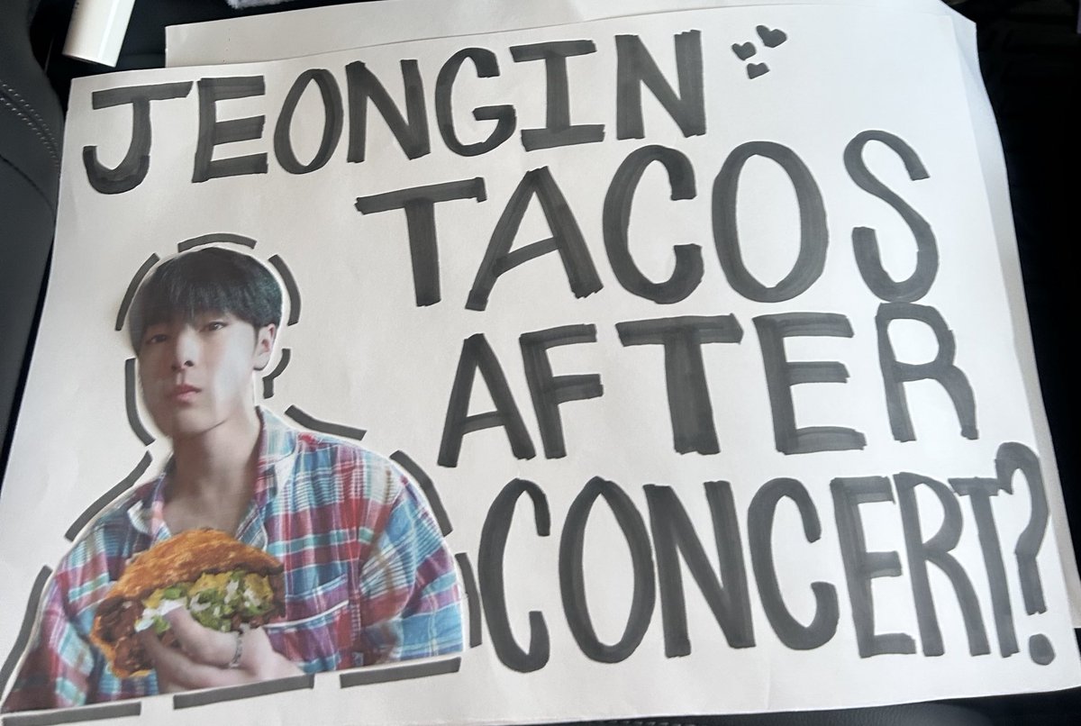brichann__'s tweet photo. Cómo puedo dormir después de que IN me dijo que si!?!?????😭😭😭😭 

 #StrayKidsInMexico
 #STAYinMexaverse https://t.co/ogjA8PaSJs