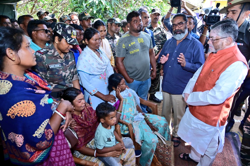 jmm_army's tweet photo. मुख्यमंत्री @HemantSorenJMM ने झारखंड जगुआर मुख्यालय, रांची में शहीद जवान सुनील धान जी को पुष्पचक्र अर्पित कर श्रद्धांजलि दी।
मरांग बुरु से प्रार्थना है कि वीर सपूत की आत्मा को शांति मिले और परिवार को संबल प्राप्त हो।
#ShaheedSunilDhan #HemantSoren #JharkhandJaguar #JMMARMY https://t.co/jC5IBTBJcs