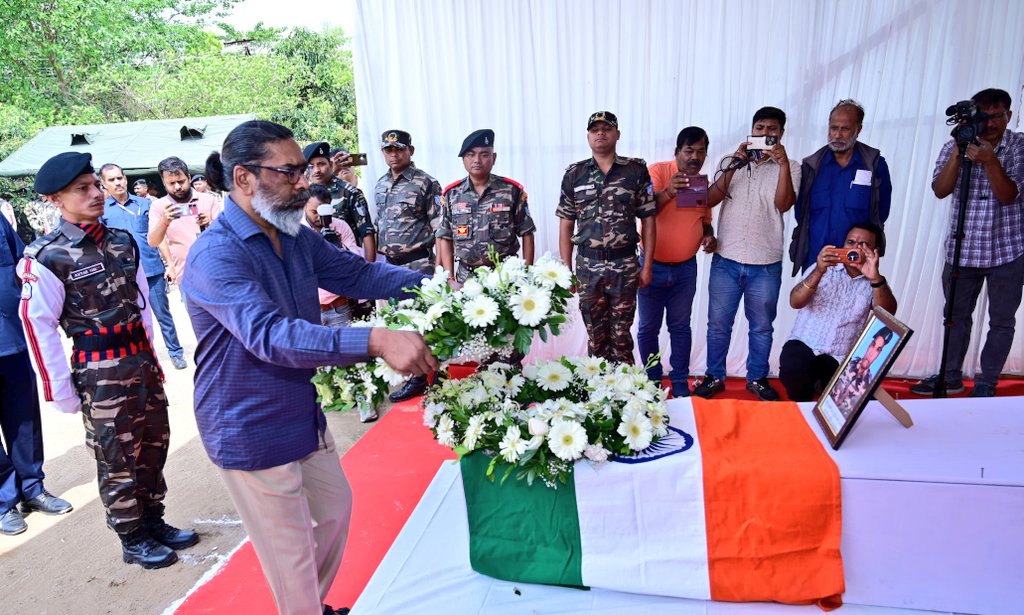 jmm_army's tweet photo. मुख्यमंत्री @HemantSorenJMM ने झारखंड जगुआर मुख्यालय, रांची में शहीद जवान सुनील धान जी को पुष्पचक्र अर्पित कर श्रद्धांजलि दी।
मरांग बुरु से प्रार्थना है कि वीर सपूत की आत्मा को शांति मिले और परिवार को संबल प्राप्त हो।
#ShaheedSunilDhan #HemantSoren #JharkhandJaguar #JMMARMY https://t.co/jC5IBTBJcs
