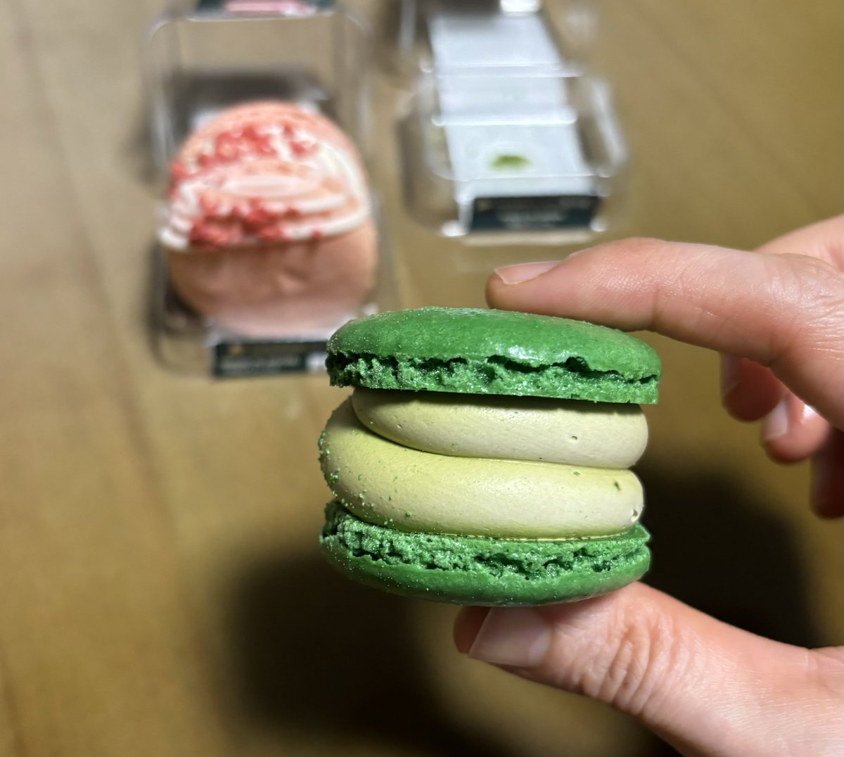 tomo3333333333's tweet photo. 太っちょマカロンいちごミルクと抹茶🍓🍵みしっと噛みごたえがあって好き https://t.co/Es9Jr6ZzOC