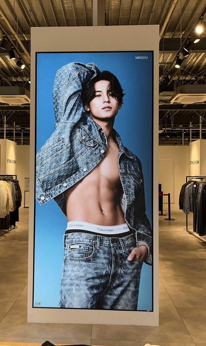 svt_mugi's tweet photo. Calvin Klein行ったら筋肉デカミンギュいて大喜びした^_^💪 https://t.co/8LwQZi1oNj
