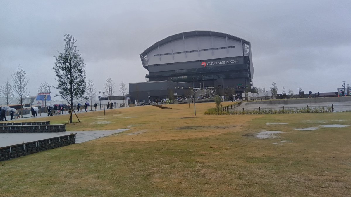 cookie2411's tweet photo. 現地到着💕

風強くて　屋根下でも　雨かかる😭
服が　濡れた😭

#GLIOARENA KOBE 
#ジーライオンアリーナ神戸
#MANWITHAMISSON
#MWAM 
#funwithamission 
#FWAM
#マンウィズ
#マンウィズアミッション https://t.co/478Ht1HlzR