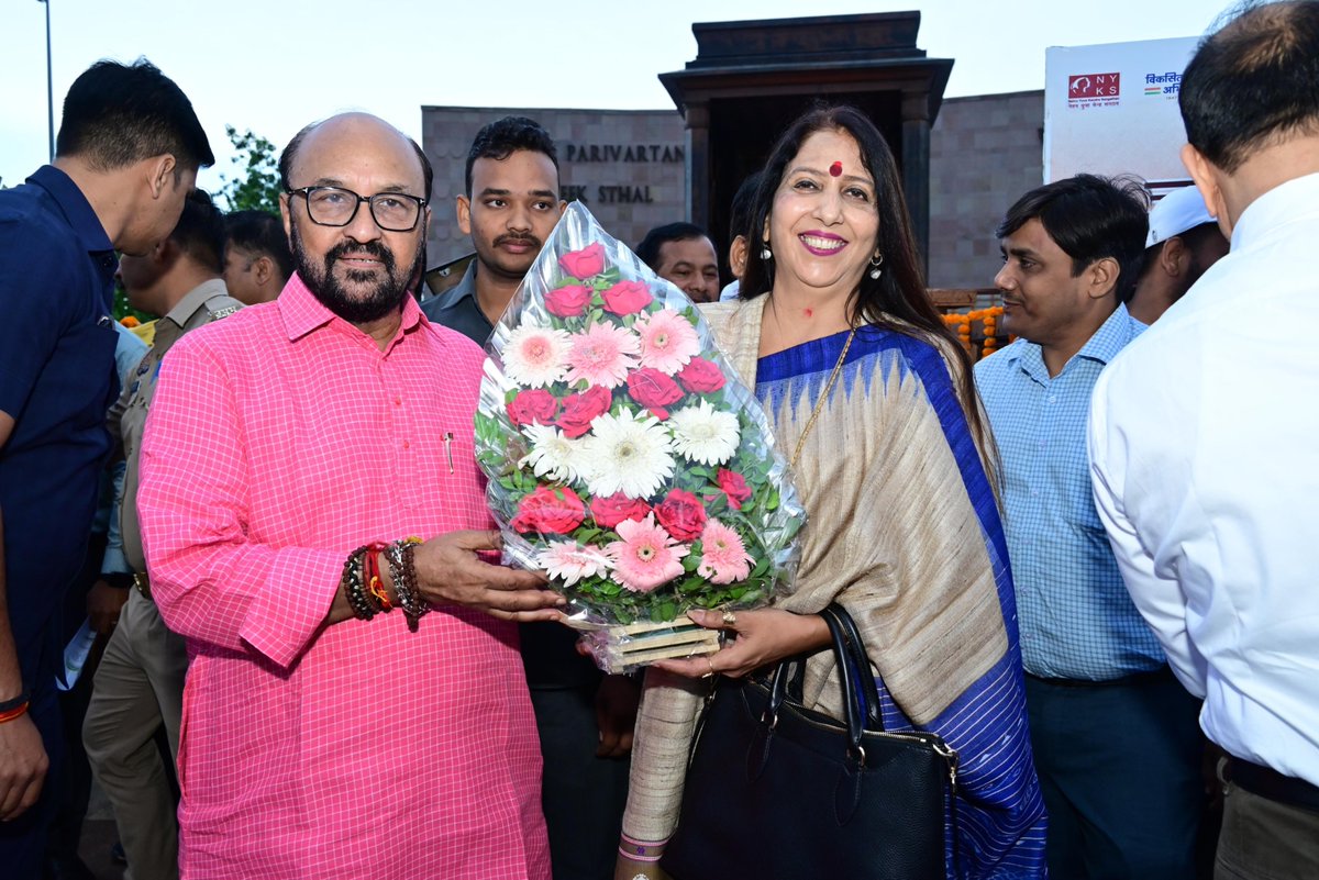 YogendraUpadhy's tweet photo. मरीन ड्राइव चौराहा, लखनऊ स्थित सामाजिक परिवर्तन प्रतीक स्थल पर संविधान निर्माता डॉ. भीमराव आंबेडकर जी की प्रतिमा पर पुष्प अर्पित कर श्रद्धांजलि अर्पित की।
युवाओं के साथ संविधान की प्रस्तावना का सामूहिक वाचन कर बाबा साहेब जी के जीवन पर प्रकाश डालते हुए उनके विचारों को जनसमूह तक पहुंचाया।
@narendramodi @AmitShah @myogiadityanath @BJP4India @BJP4UP @UPGovt #bhimraoambedkar #drbhimraoambedkar #BJP4ViksitBharat