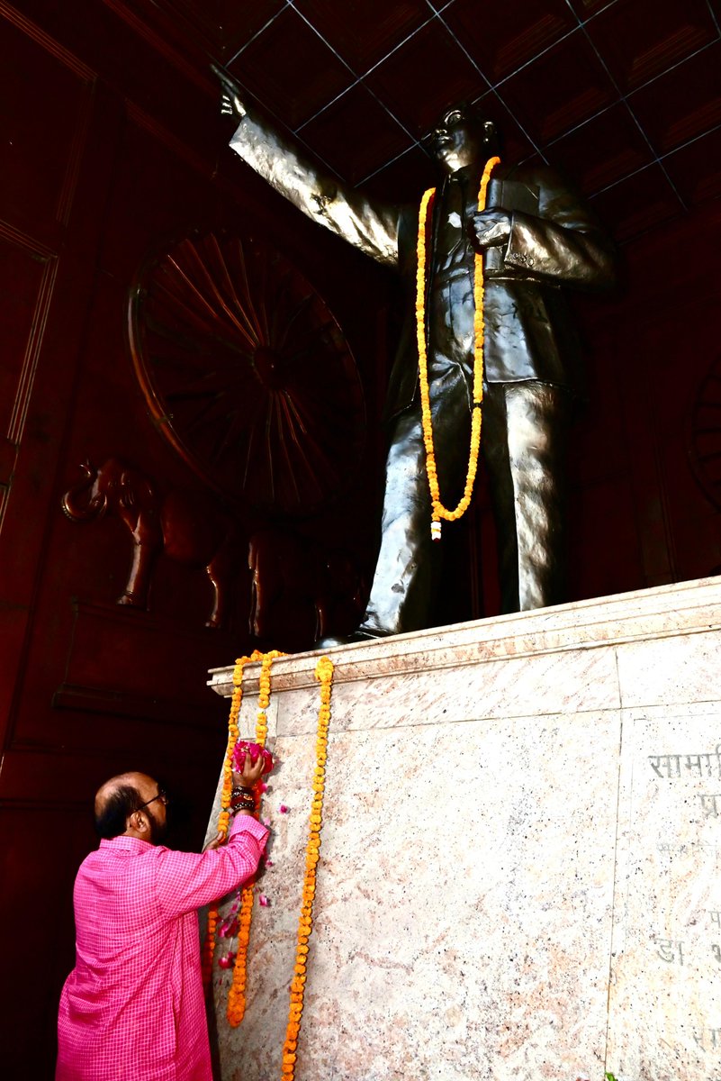 YogendraUpadhy's tweet photo. मरीन ड्राइव चौराहा, लखनऊ स्थित सामाजिक परिवर्तन प्रतीक स्थल पर संविधान निर्माता डॉ. भीमराव आंबेडकर जी की प्रतिमा पर पुष्प अर्पित कर श्रद्धांजलि अर्पित की।
युवाओं के साथ संविधान की प्रस्तावना का सामूहिक वाचन कर बाबा साहेब जी के जीवन पर प्रकाश डालते हुए उनके विचारों को जनसमूह तक पहुंचाया।
@narendramodi @AmitShah @myogiadityanath @BJP4India @BJP4UP @UPGovt #bhimraoambedkar #drbhimraoambedkar #BJP4ViksitBharat