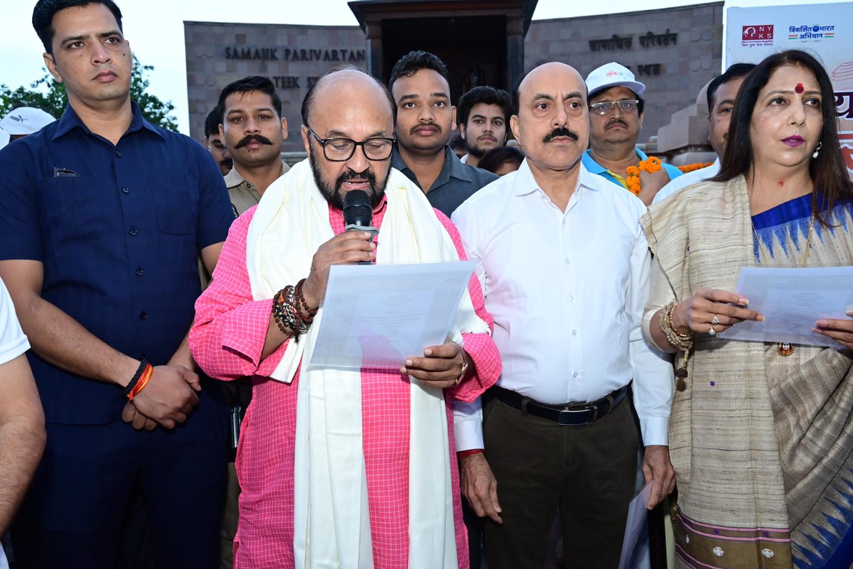 YogendraUpadhy's tweet photo. मरीन ड्राइव चौराहा, लखनऊ स्थित सामाजिक परिवर्तन प्रतीक स्थल पर संविधान निर्माता डॉ. भीमराव आंबेडकर जी की प्रतिमा पर पुष्प अर्पित कर श्रद्धांजलि अर्पित की।
युवाओं के साथ संविधान की प्रस्तावना का सामूहिक वाचन कर बाबा साहेब जी के जीवन पर प्रकाश डालते हुए उनके विचारों को जनसमूह तक पहुंचाया।
@narendramodi @AmitShah @myogiadityanath @BJP4India @BJP4UP @UPGovt #bhimraoambedkar #drbhimraoambedkar #BJP4ViksitBharat