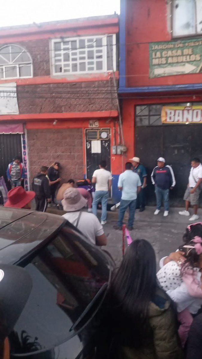 AndresAloi's tweet photo. En pleno carnaval, la tarde de este sábado balean a masculino quien pierde la vida en el lugar.
#CarnavalZapotitlán 
#Tlahuac https://t.co/N67ytyWYte