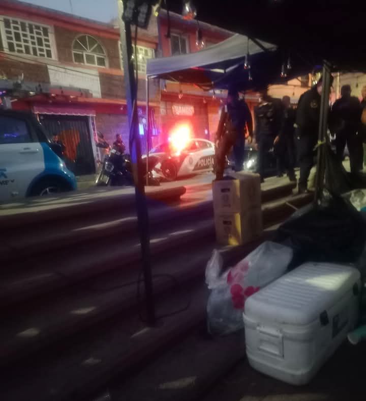 AndresAloi's tweet photo. En pleno carnaval, la tarde de este sábado balean a masculino quien pierde la vida en el lugar.
#CarnavalZapotitlán 
#Tlahuac https://t.co/N67ytyWYte