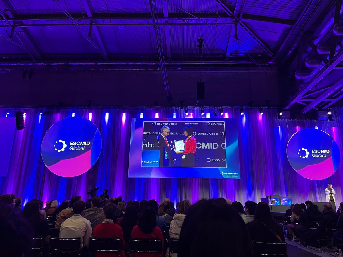 xhschan's tweet image. What a special Saturday night receiving the @ESCMID Young Investigator Award 2025 in Vienna 🇦🇹 from President Robert Skov at the #ESCMIDGlobal2025 #ESCMIDGlobal opening ceremony 🥇 

Thank you @ESCMID for recognising a decade of work on drugs 💊 for tropical infections with many…