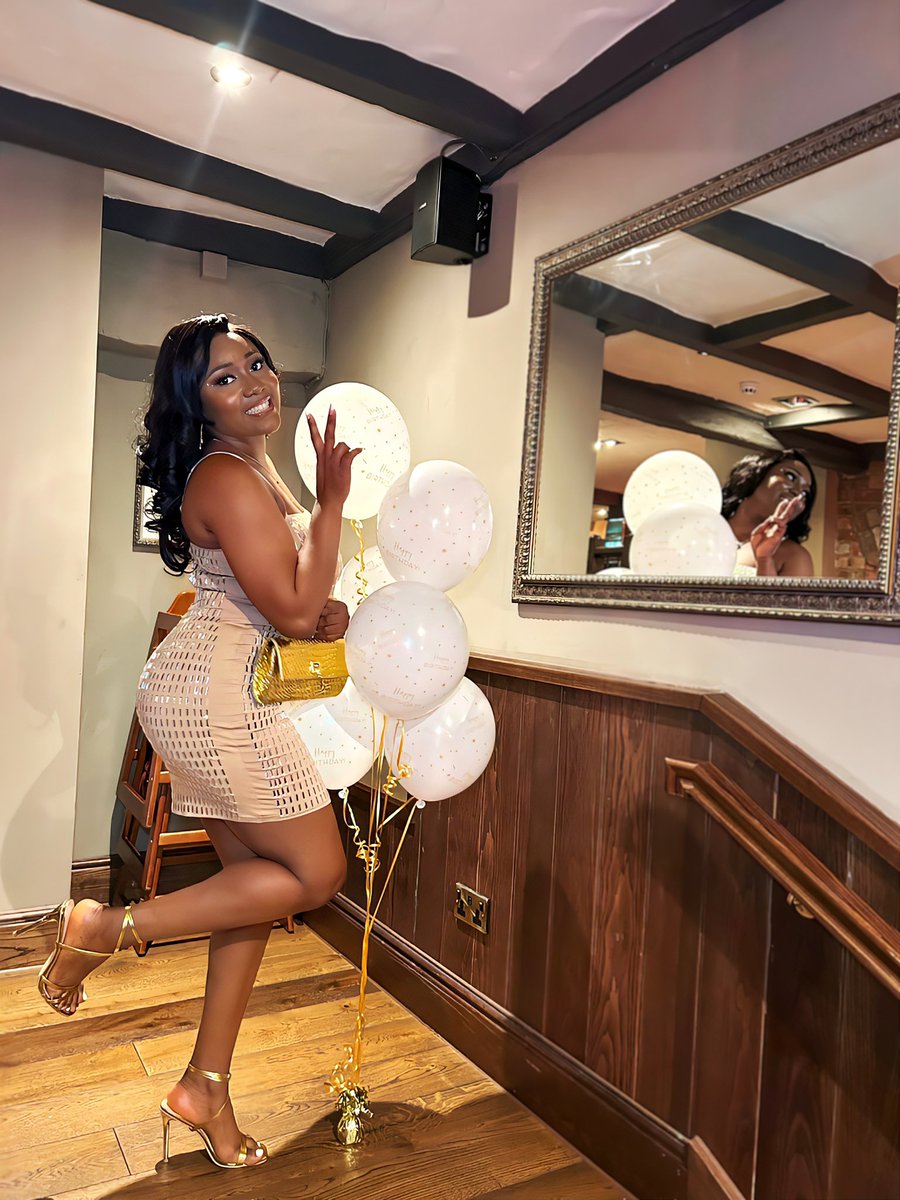 First Lady Federal republic of Cruiseeeeee 😂🙄😏 tweet media