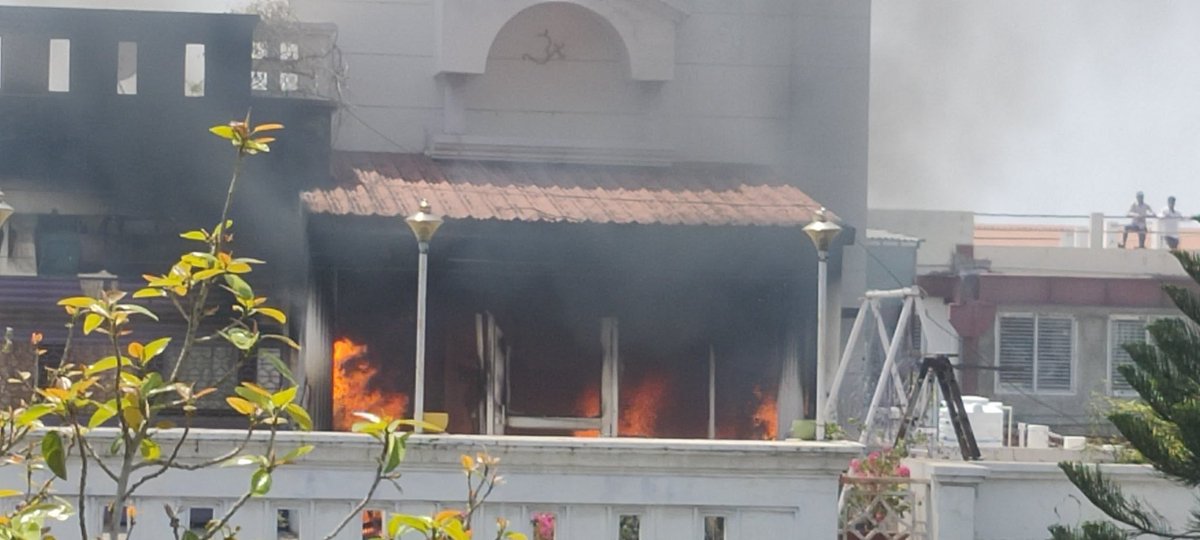 SudhirMisraNBT's tweet image. A 264 indira Nagar में आग लगी है और घर वाले बाहर गए हुए हैं @Uppolice