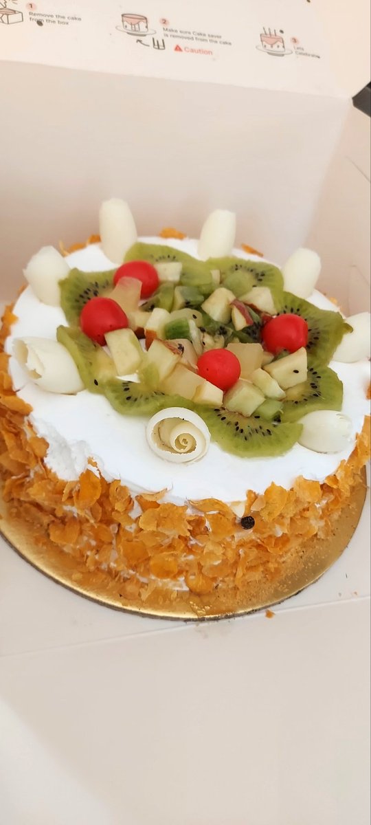 vonogard's tweet photo. @fnp_ind what you show and what we get...the saddest looking cake...you have stuck cornflakes on the cake... extremely pathetic..order # 6145274701 https://t.co/I9knf904uB