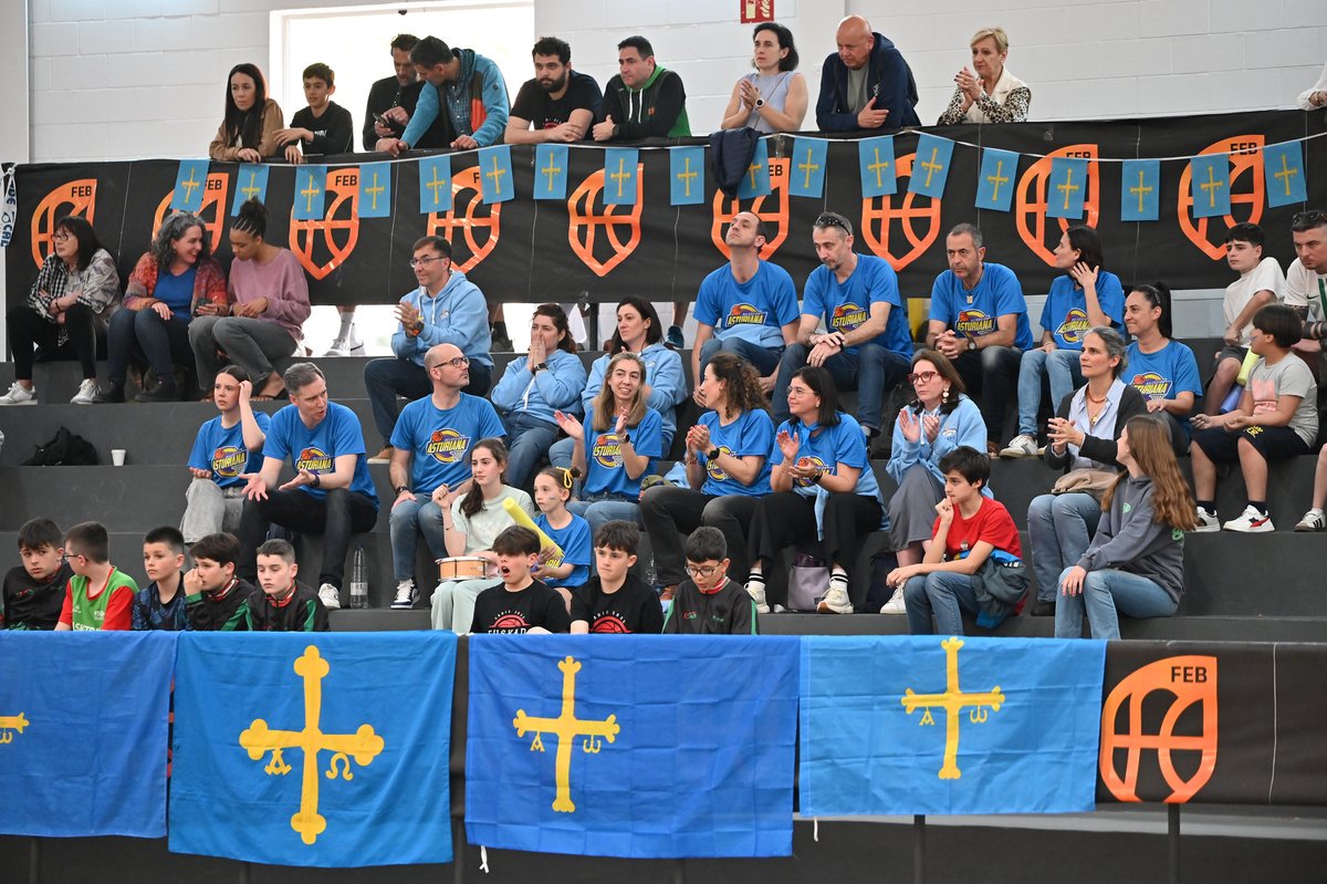 FBPA_asturias's tweet photo. ¡INVADIMOS SAN FERNANDO ⚔️ Pero qué bien luce tanta bandera asturiana 💙💛 y cómo presta este buen colorido en las gradas del #PlanetaMini2025 #LaFuerzaDeLaTierrina #PorElBaloncestoAsturiano #MiniAstures
https://t.co/WjiwDWyGeU https://t.co/jzIB1ykVTq