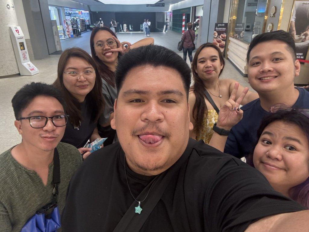 luithcrewthe's tweet photo. Peenoisss in bkk! https://t.co/VA5dHnFzx3