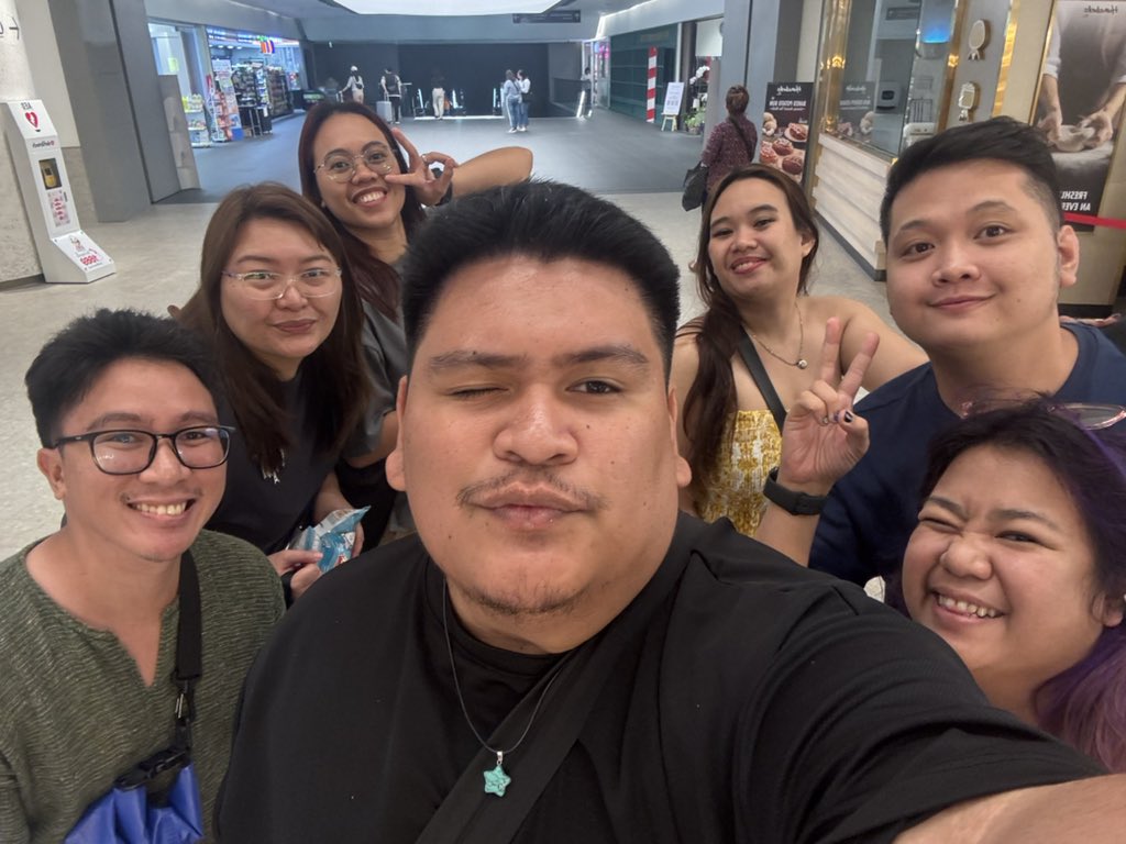 luithcrewthe's tweet photo. Peenoisss in bkk! https://t.co/VA5dHnFzx3