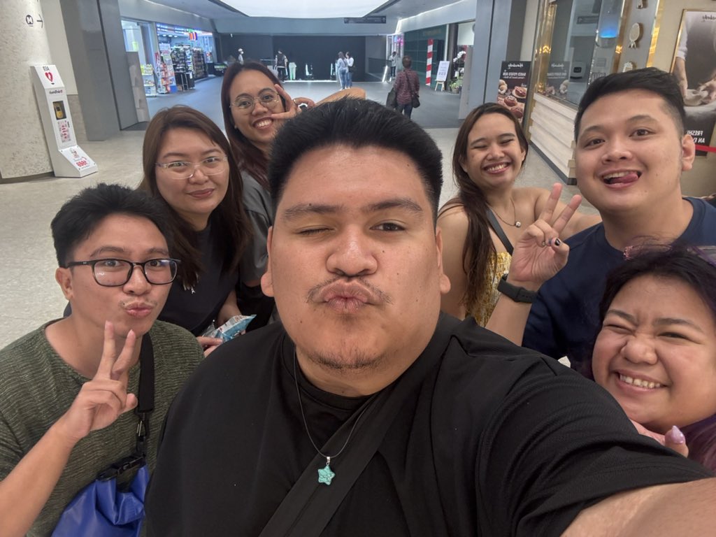 luithcrewthe's tweet photo. Peenoisss in bkk! https://t.co/VA5dHnFzx3