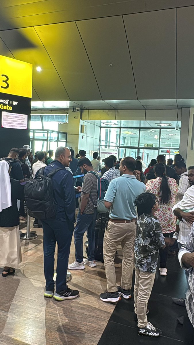 aroooonraj's tweet photo. @omanair 4hrs delayed for take off! Still no updates! Thank you for charging me an over priced ticket and giving me and my family with a new born this phenomenal experience! https://t.co/eiYHIFel0N