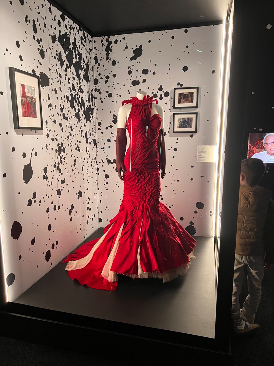 Delcroixx's tweet photo. NOUS Y ÉTIONS - #Disney100 célèbre un siècle de création animée à la #PortedeVersailles https://t.co/GVnPE4VNm8 via @Figaro_Culture https://t.co/5o6LbtD32j