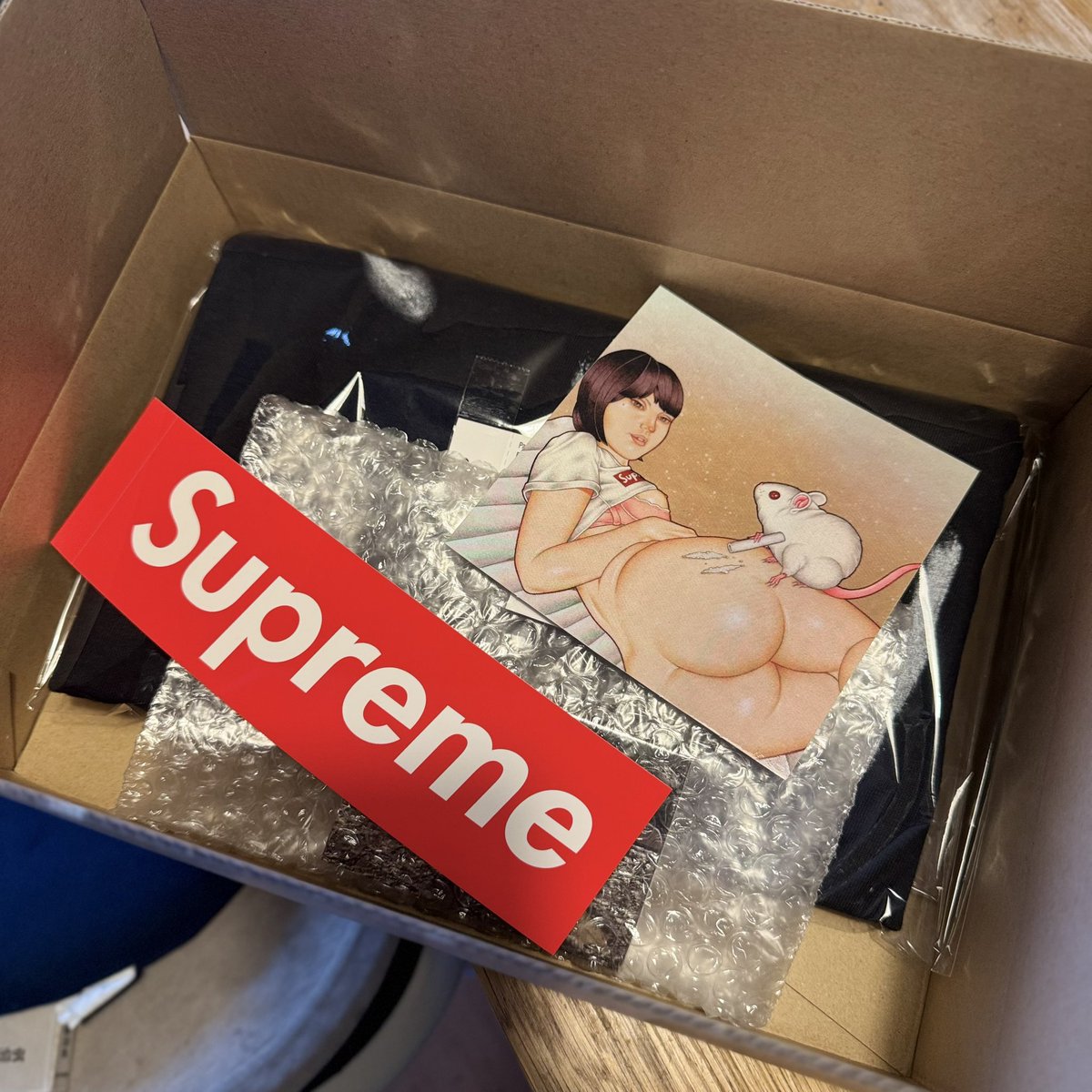 rRa8YLc4tkOx4Jg's tweet photo. おい〜!(コレではない🤔)
#supreme #supremeweek7 #supremeオンライン
#ステッカーガチャ https://t.co/mMKWkqtdWz