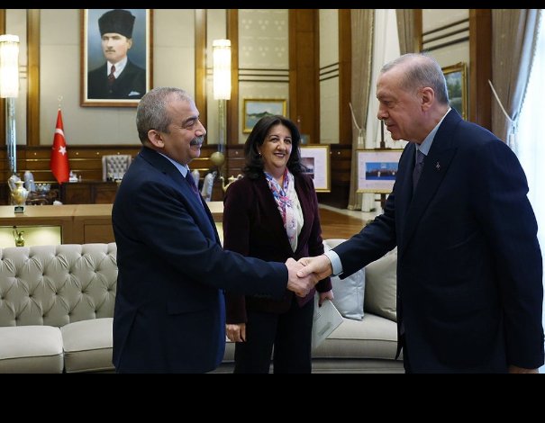 Atatürk'ün gözleri üzerinizde...
Sakın öldü sanmayın.
Bilirsiniz ki aslında hiç ölmedi...