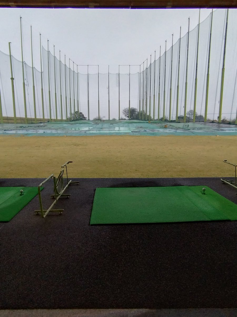 sikakubey's tweet photo. 雨模様なので練習場❢
一人申し込みも考えたんやけど雨予報だったから練習場に切り替え。
ウェッジ、アイアン、ドライバー全部
来てすぐ絶好調！！
が⋯
帰りかけの今、絶不調❢
何打ってもアカンわ
体幹、体力の無さを実感する。 https://t.co/260jMuQzVw