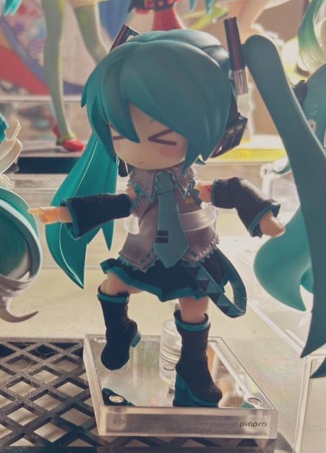 #黙ってすっとミクを貼る