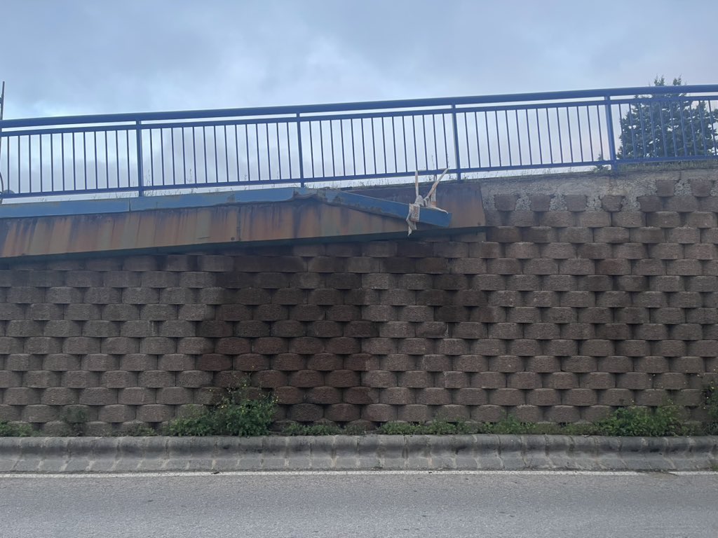 PacoEsquer's tweet photo. @aytogetafe Buenos días!
Puente de la Calle Terradas ⬇️ https://t.co/IVN4F32vRn