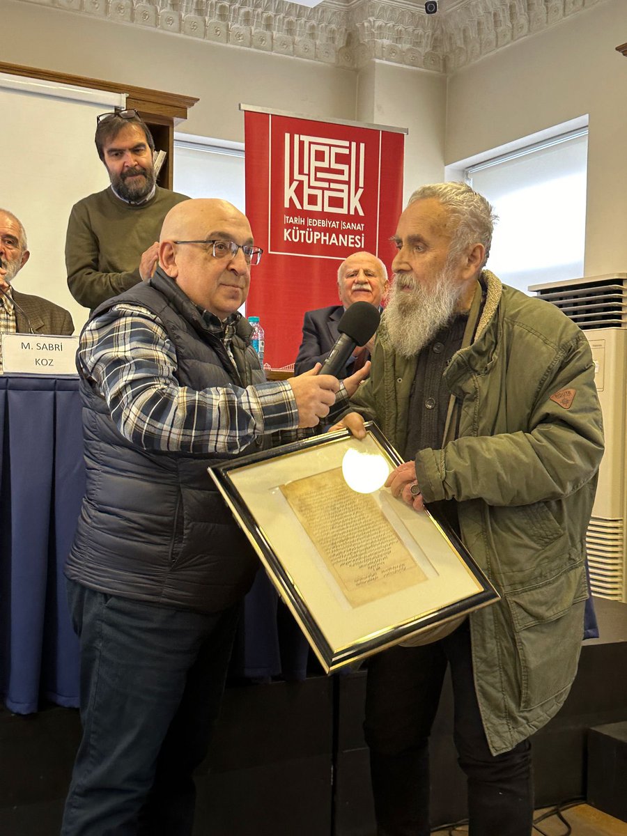 hermessahaf's tweet photo. Dün Tesak’ta, Lütfi Seymen ağabeyimiz için toplandık. Jübile demeyelim ama bunca yıllık emeğine saygı için bir araya geldik. “Cumartesi Yâranı”nın çekirdeğini oluşturan ve aynı zamanda Müteferrika’nın gedikli yazarları olan büyüklerimiz Erol Üyepazarcı, Sabri Koz, Mustafa Duman, Emin Nedret İşli ve Kansu Şarman’ın konuşmalarının peşinden meslektaşları ve dükkânın müdavimleri de söz aldı:)
Velhâsılı güzel, “Sakallı”ya yaraşan, dolu dolu bir gün oldu. 
Lütfi Ağabey’e uzun ve sağlıklı bir ömür diledik, eli hep üzerimizde olsun🍀
Nedret Ağbi’nin takdim ettiği hediye 1729’da İstanbul Müteferrika Matbaası’nda basılan Vankulu Lügatı’nın -yanılmıyorsam- ilk sayfası.
📸 @onderkayaistan1